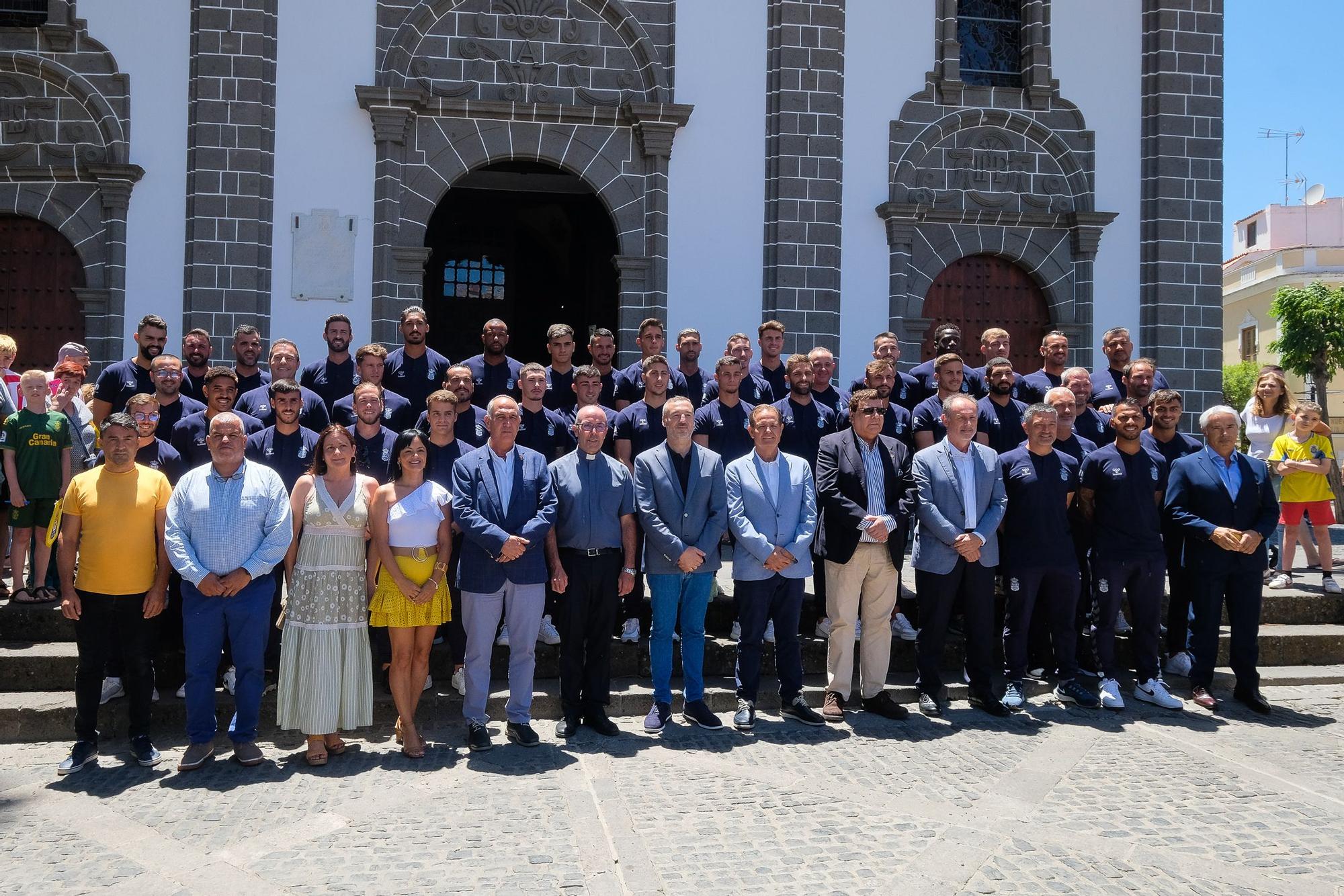 Ofrenda floral de la plantilla de la UD Las Palmas a la Virgen del Pino