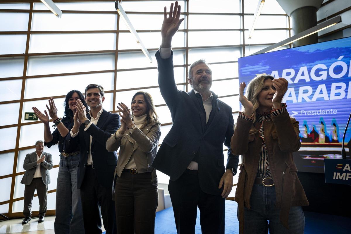 Azcón, en la presentación de su campaña electoral con alcaldes y concejales del PP.