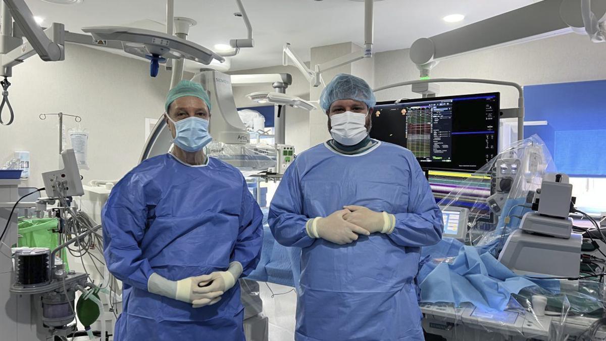 Los doctores Germán Merchán y Jesús Almendaral durante una intervención en HM Santa Elena.