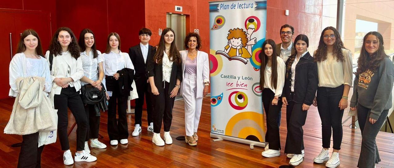 Los integrantes del grupo del IES Maestro Haedo, tras ganar la final del certamen de Lectura en Público, en el Centro Cultural Miguel Delibes, de Valladolid, con su profesora y el director del centro zamorano. | Cedida