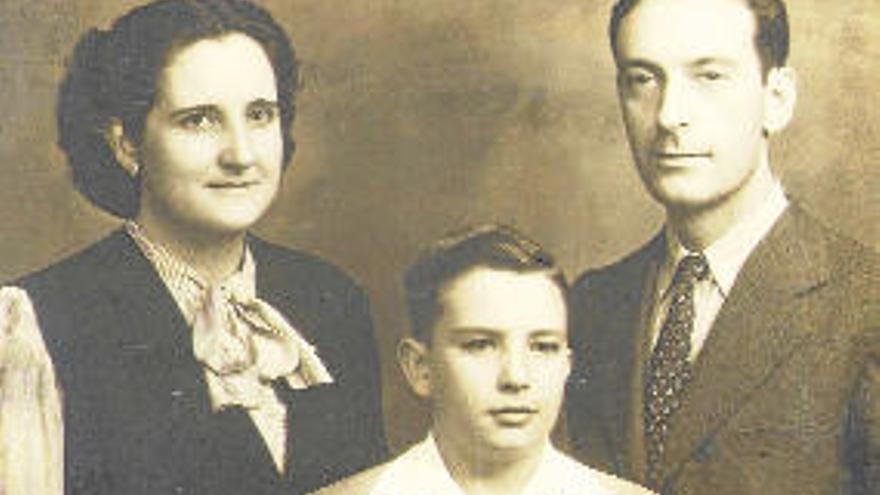 Fernando Monzó junto a su mujer y su primer hijo.