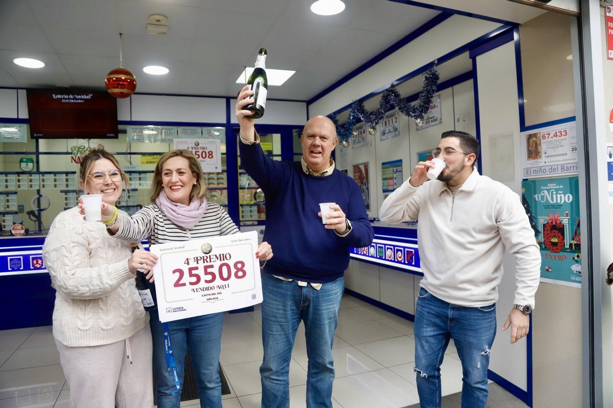 Celebración en la administración de Loterías del Camino Suárez, que ha repartido 8 millones del cuarto premio, 25508