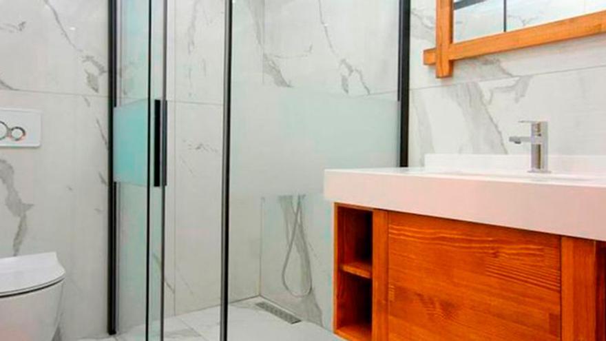 El utensilio que arrasa en ventas para limpiar el cristal de la ducha en cuestión de segundos