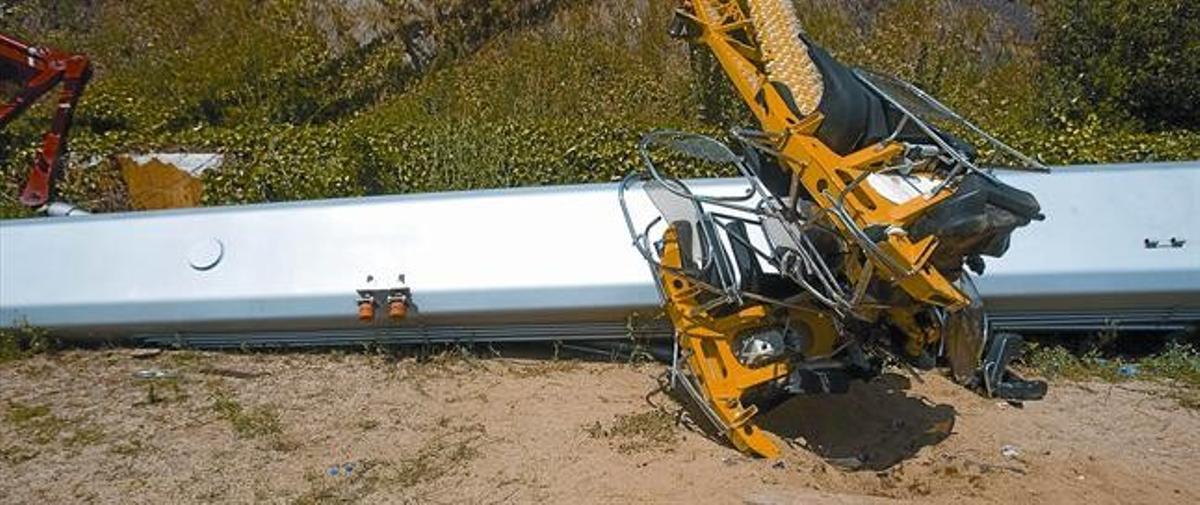 Primer pla de l’estat en què va quedar l’extrem del braç d’’El Pèndol’, on anaven assegudes les quatre víctimes de l’accident, just davant de l’eix que sostenia l’atracció. Primer pla de l’estat en què va quedar l’extrem del braç d’’El Pèndol’, on anaven assegudes les quatre víctimes de l’accident, just davant de l’eix que sostenia l’atracció.