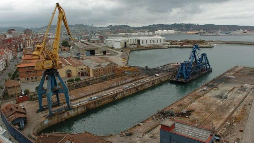 Las instalaciones de Naval Gijón, vistas desde la urbanización de Poniente.