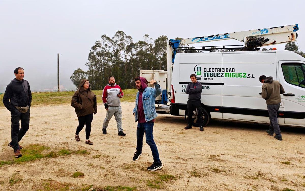 Parte da organización no terreo onde preparan os concertos, xunto ao campo de fútbol de Couso.