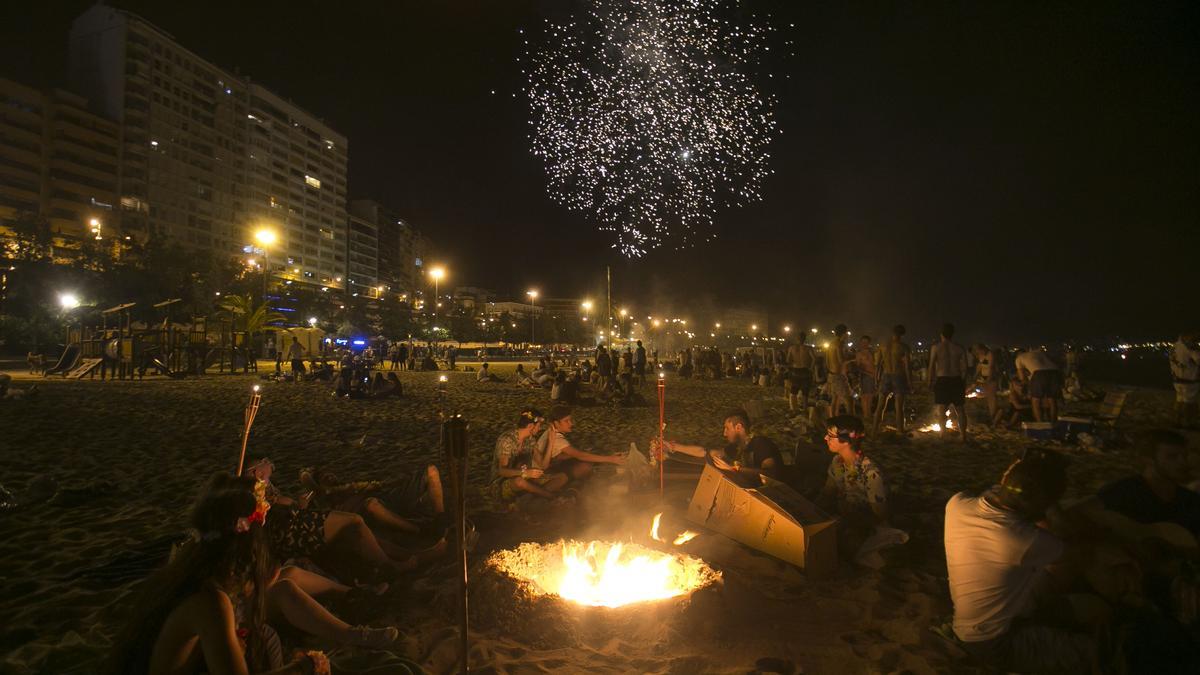 Hogueras en la playa del Postiguet, en una noche de San Juan previa a la pandemia