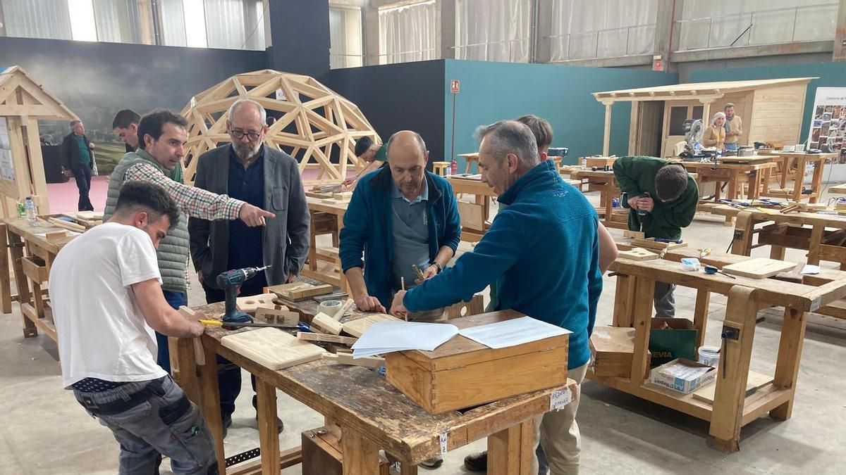Profesores de la familia de Madera y Mueble junto a Marco Domínguez, asesor de FP del Servicio de Formación Profesional, y Pedro Pérez, director general de FP, Innovación e Inclusión Educativa.