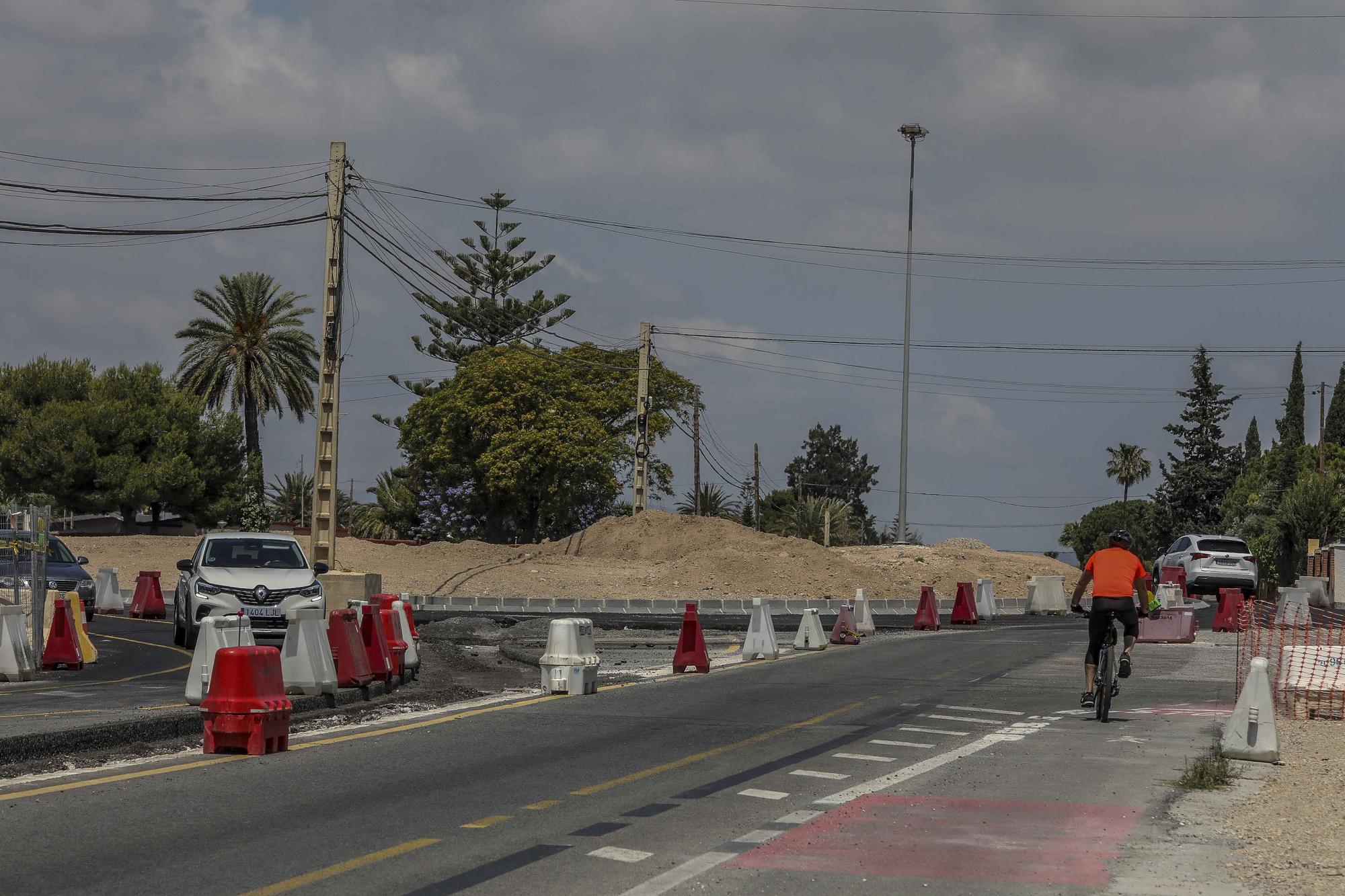 Las obras en el vial entre Elche y Santa Pola aceleran con la extension de la mediana y dos nuevas rotondas