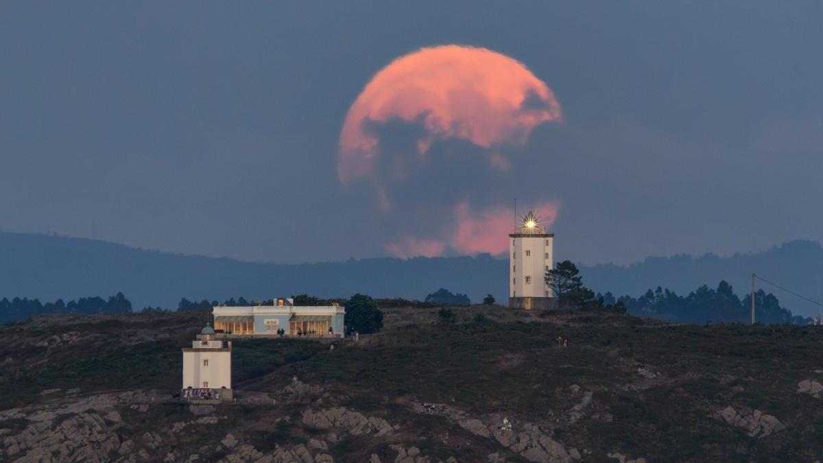 Vista del faro de Mera, en Oleiros.