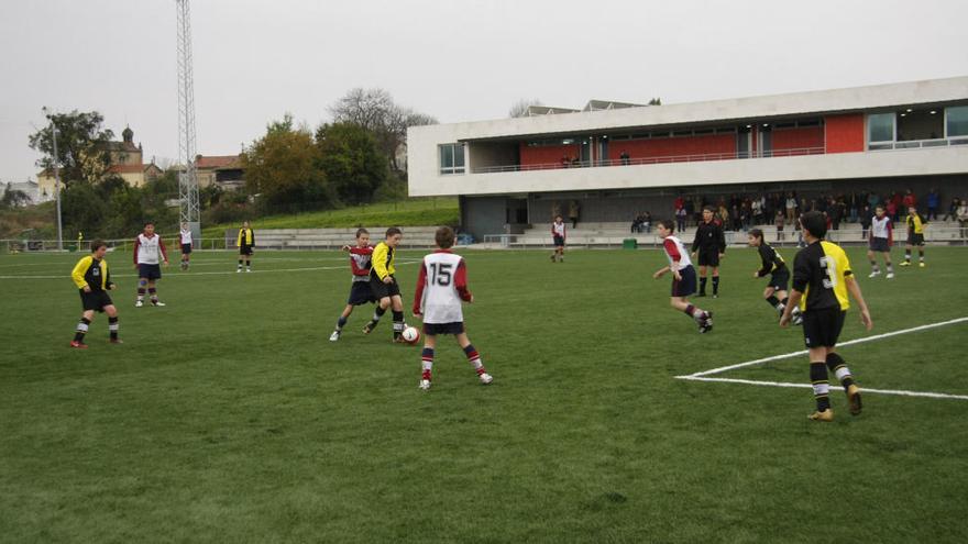 Partido de fútbol base en un campo de Gijón.