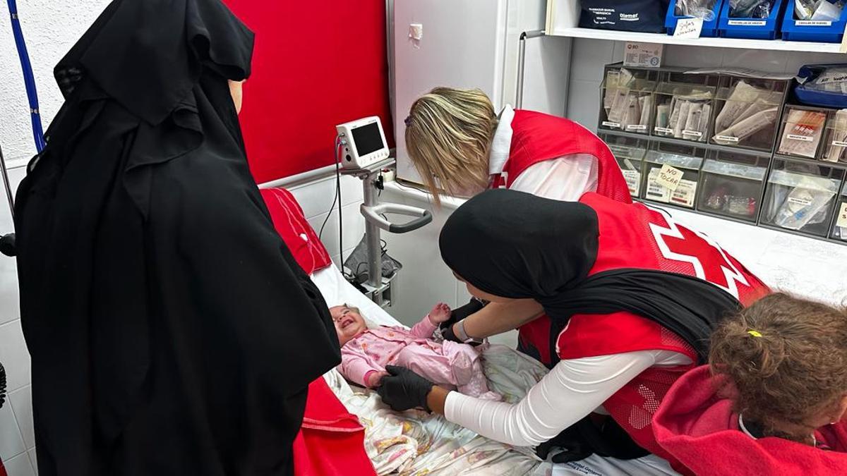 Cruz Roja atendiendo a uno de los bebés rescatados
