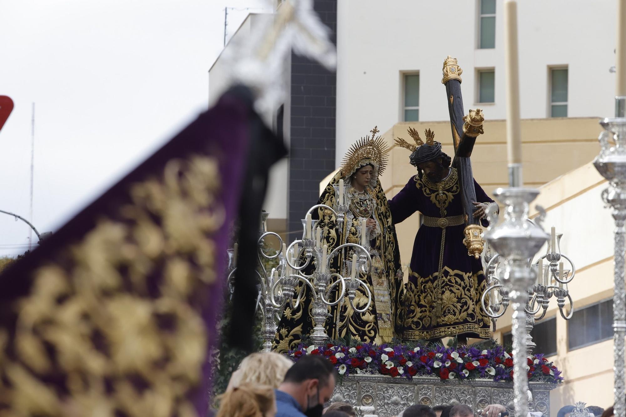 En Nueva Málaga, con más de 13 horas de procesión por delante, el Nazareno del Perdón y la Virgen de Nueva Esperanza comenzaban su peregrinación.