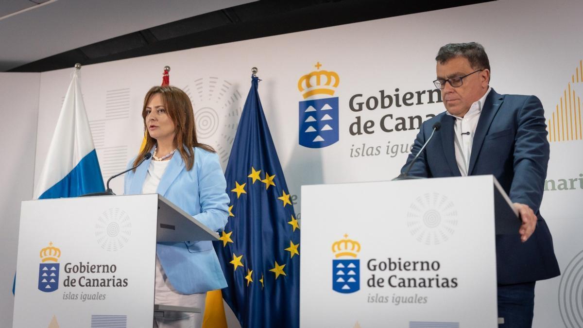 Los consejeros Nieves Lady Barreto y Manuel Miranda, en la rueda de prensa posterior al Consejo de Gobierno.