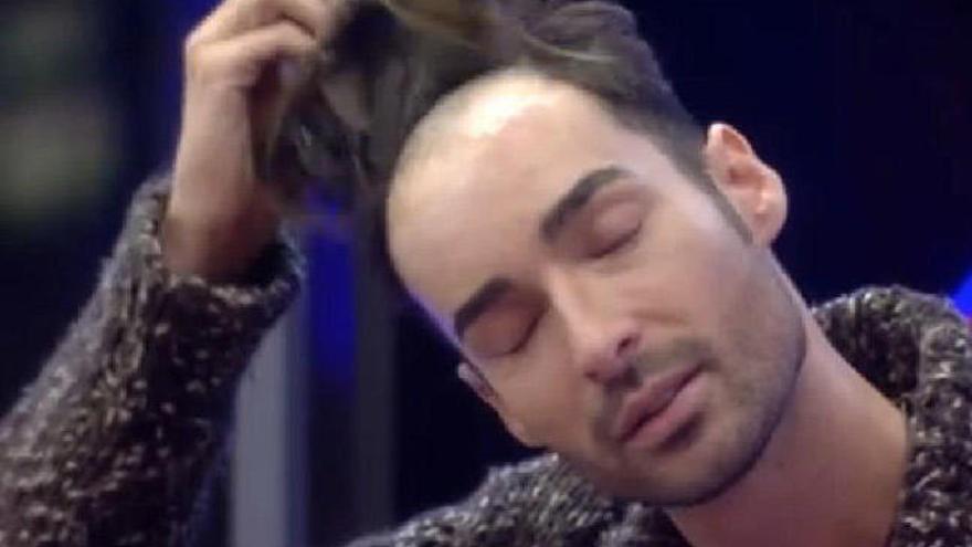 El grovense Miguel Vilas descubre su calvicie a los concursantes de Gran Hermano 17