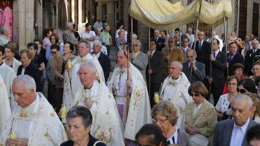 Procesión del Corpus en Celanova, con los niños como protagonistas. Abajo, el obispo preside la de Ourense.