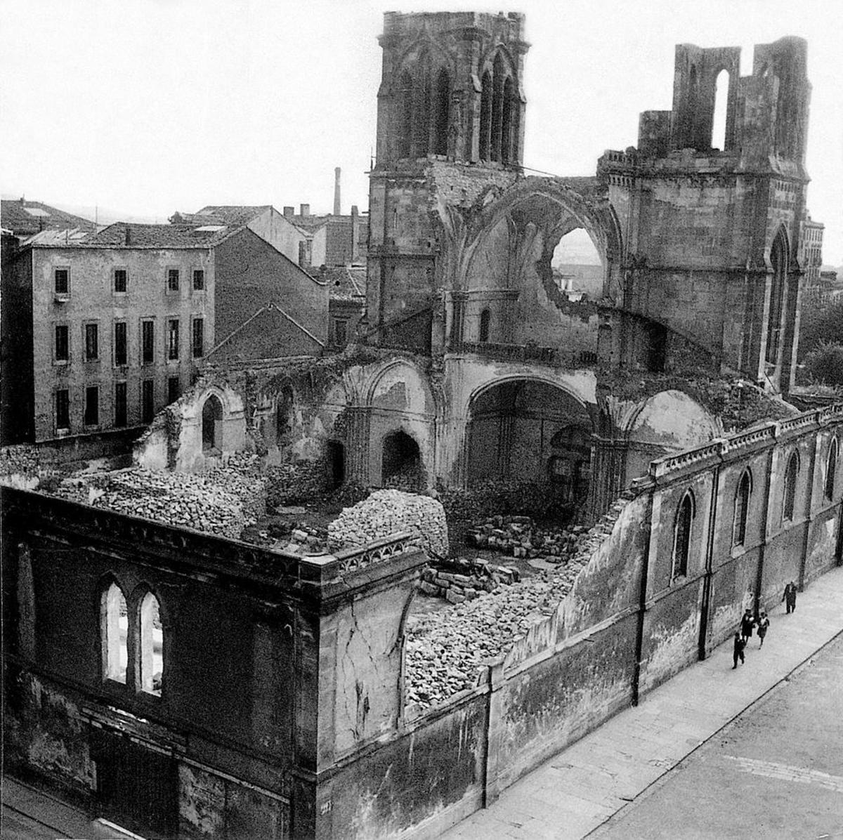 La iglesia fue incendiada el 24 de agosto de 1936 pero mantuvo gran parte de las paredes exteriores.