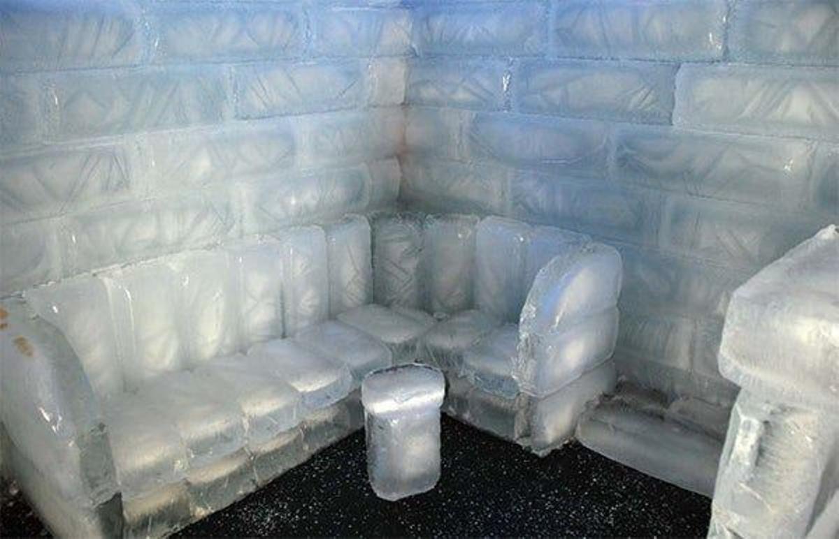 Los bares de hielo están de moda. Te protegen con un abrigo polar, unos guantes... y a pasar frío.