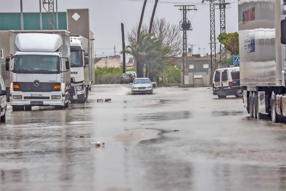 Las lluvias aumentan el caudal del Segura en Orihuela y causan problemas en algunos viales