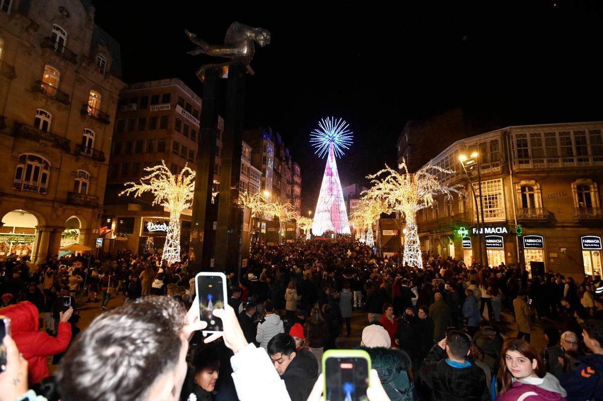 Vigo enciende la Navidad más grande de su historia ante miles de personas