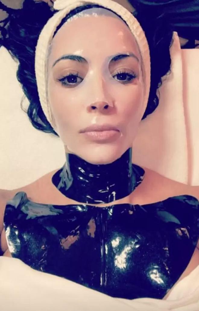 Kim Kardashian con mascarilla