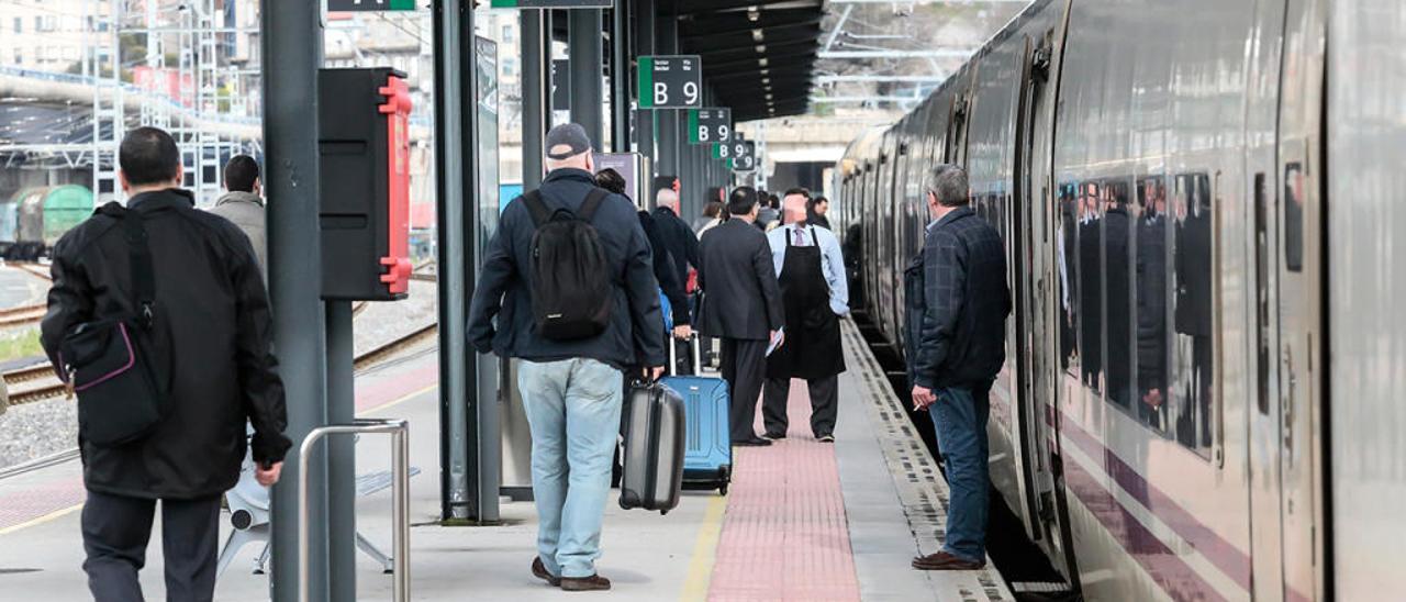 Pasajeros se dirigen al tren que une Vigo y Madrid // Adrián Irago