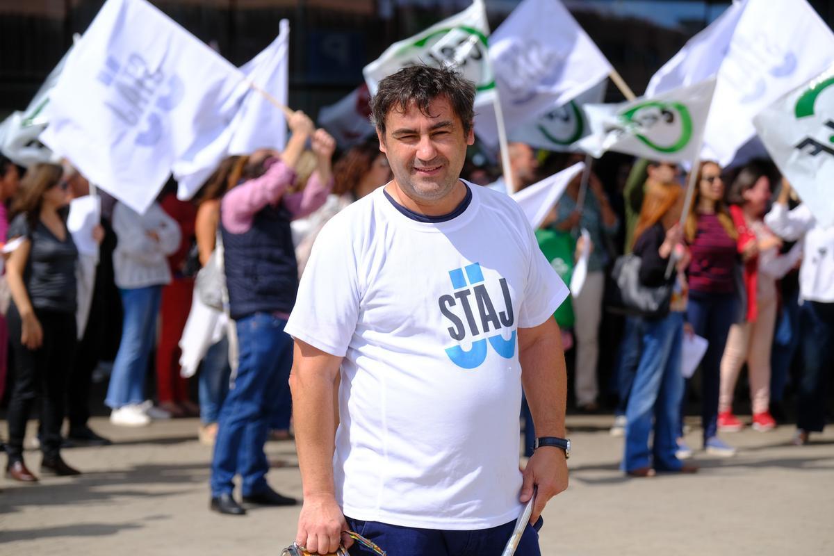 Luis Suárez, portavoz del STAJ, durante la concentración de los funcionarios este jueves ante la Ciudad de la Justicia de LPGC