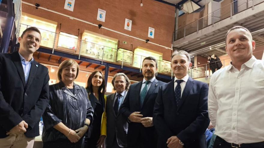 A la izquierda, Pablo Martínez, Mönica Blanco, Alfredo Fernández, Daniel González, Jorge Suárez y Lilian Mével. Arriba, el acto en el Museo Marítimo y los protagonistas del reconocimiento con el galardón. Sobre estas líneas, público durante el acto. | C. G.