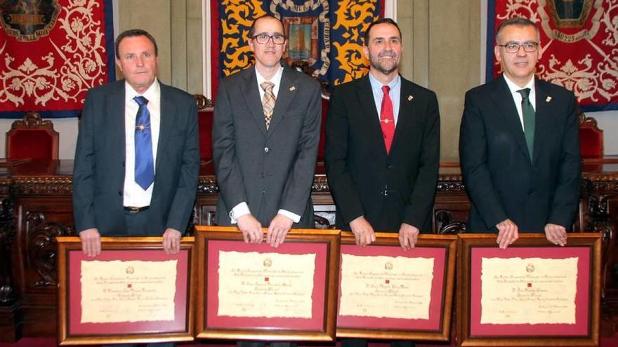 Franco, Ferrández, Pérez y Sánchez con sus títulos de cronistas, ayer en el salón de plenos.