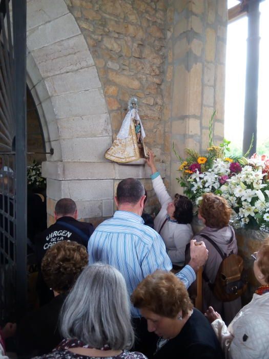 Cientos de personas festejan y ovacionan a la Virgen de la Cabeza en Meres