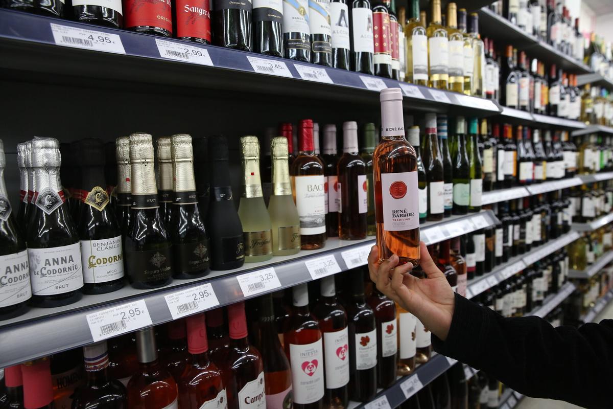 L'Hospitalet limita els horaris comercials fins a les deu de la nit per reduir la venda  d'alcohol