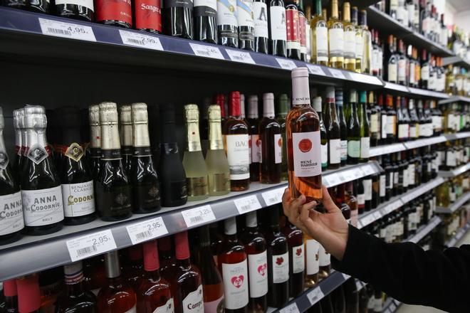 L'Hospitalet limita los horarios comerciales hasta las diez de la noche para reducir la venta de alcohol