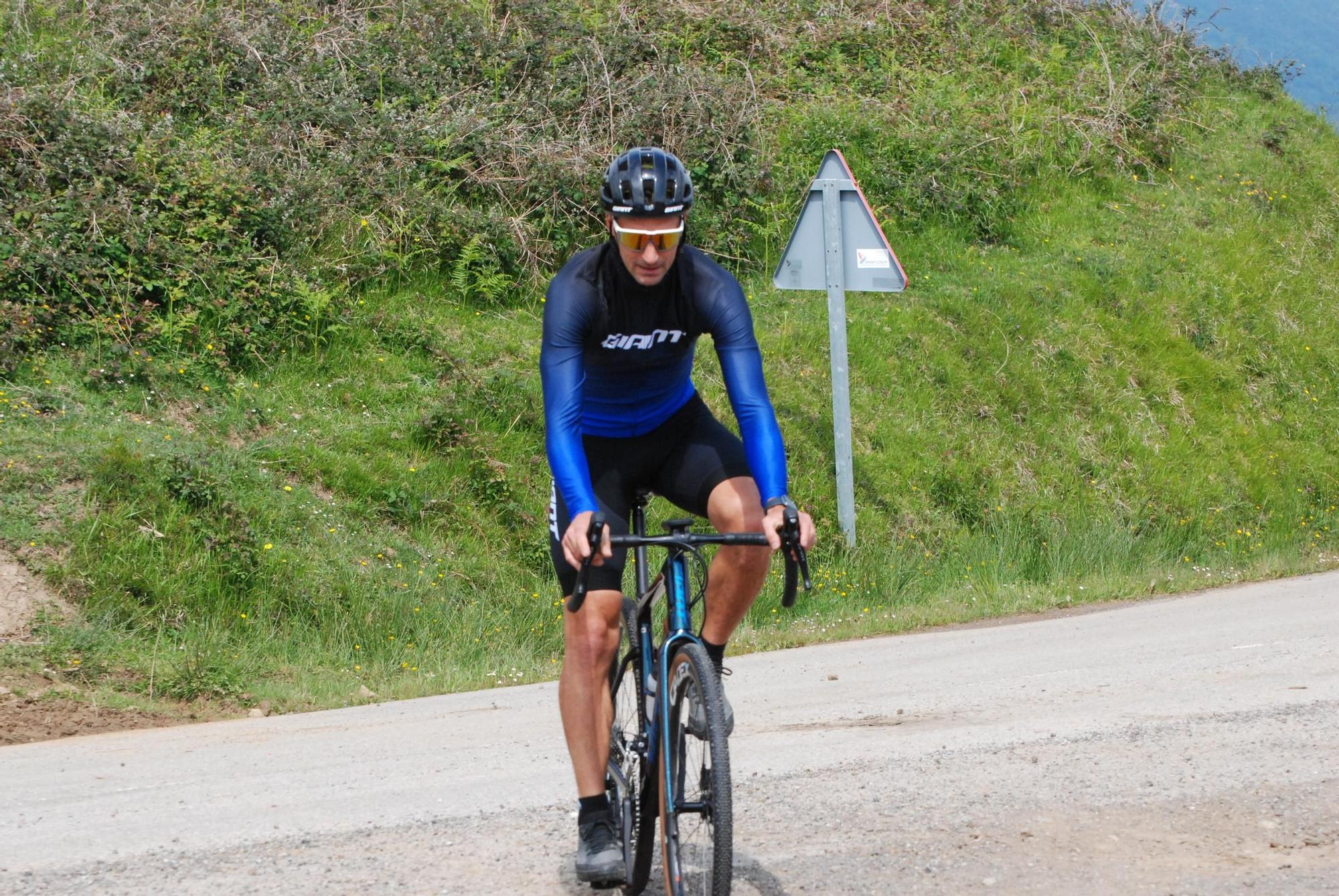En imágenes: El seleccionador argentino Lionel Scaloni y Pedro Delgado suben al Angliru