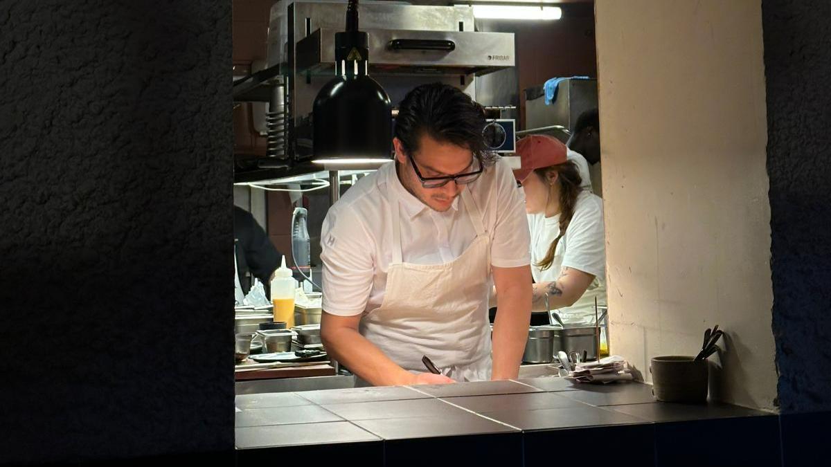 El chef Luis Cornejo propone una cocina peruana independiente, contemporánea y marcada por la migración peruana.