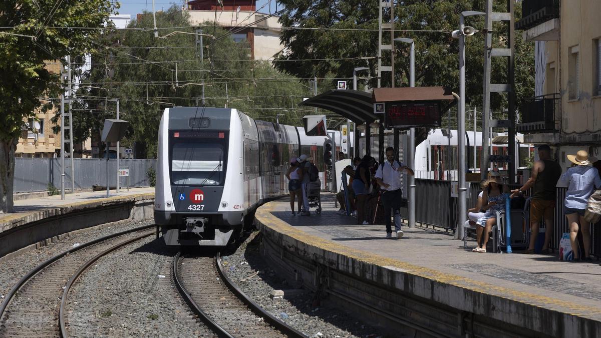 Estación de metro de Torrent que divide el barrio Camí la Noria del resto del pueblo.