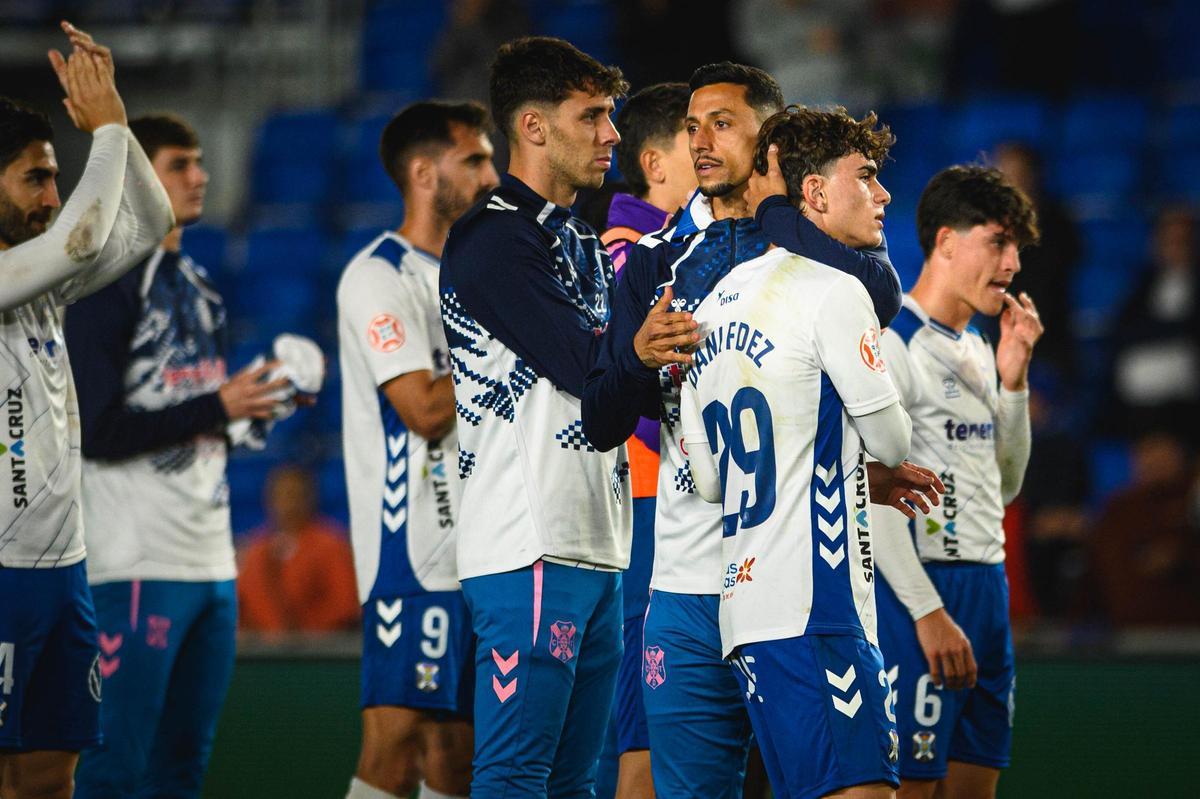 Los jugadores del CD Tenerife se abrazan tras el empate ante el Avilés.