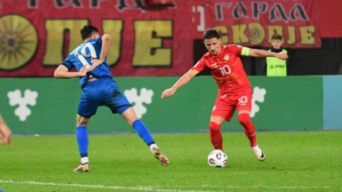 Enis Bardhi durante el encuentro de clasificación al Mundial 2026 contra Kazajistán