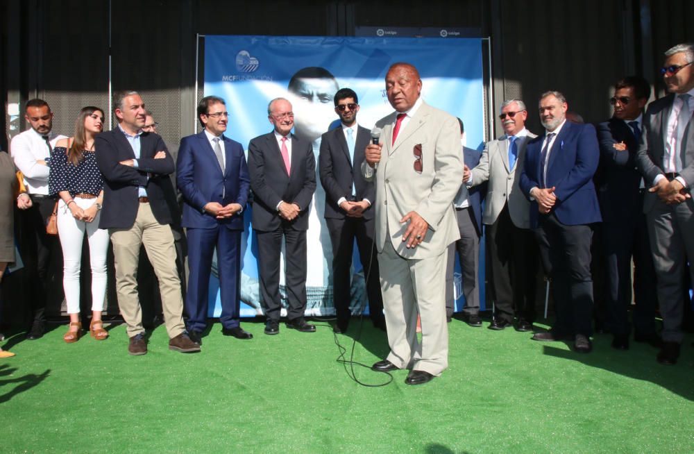 La puerta número 6 del estadio del Málaga CF recibe el nombre del exfutbolista marroquí del club blanquiazul.