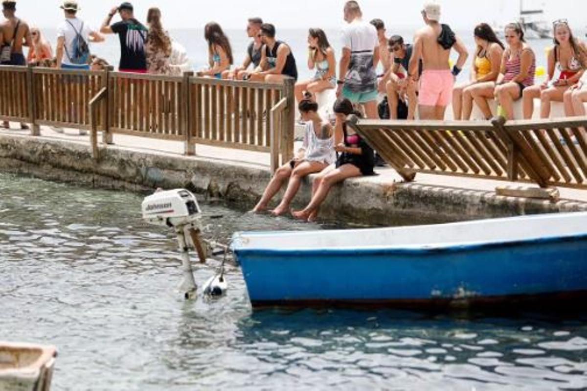 Otra imagen de la espera para subir a un 'party boat'.