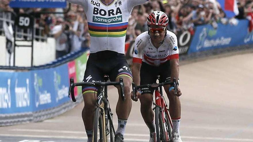 Peter Sagan entra en la meta del velódromo de Roubaix por delante de Dillier.