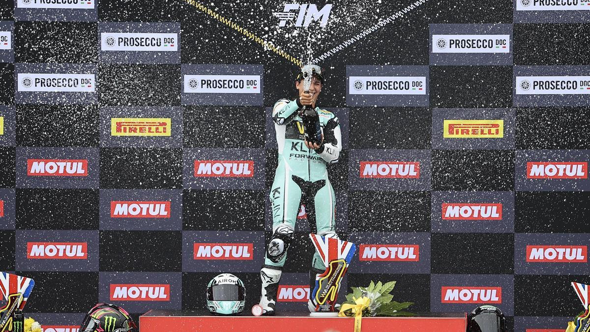 María Herrera celebra el triunfo en Donington Park.