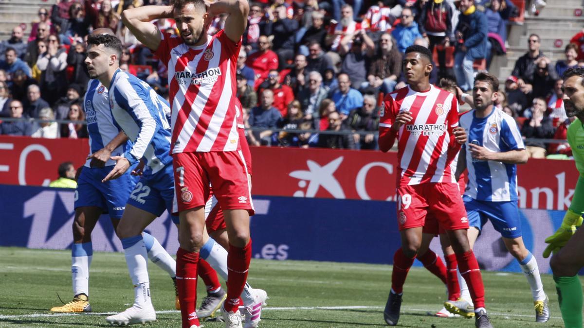 Stuani es plany durant la derrota contra l'Espanyol del curs 2018-19