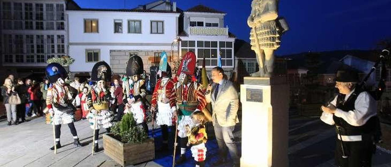 Acto inaugural de la estatua en Maceda.  // J. Regal