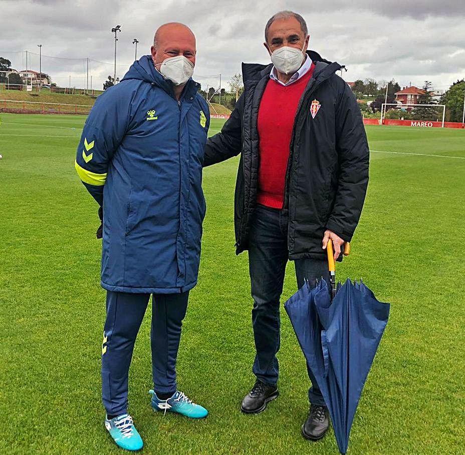 Pepe Mel -i-, junto al histórico jugador del Sporting Joaquín. 