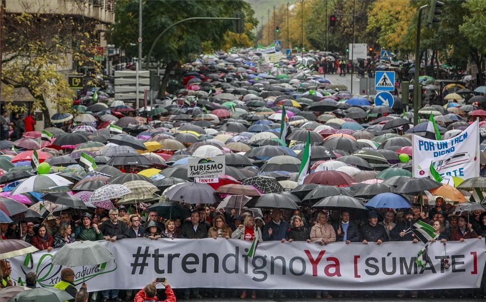 La manifestación por un tren digno para Extremadura en imágenes