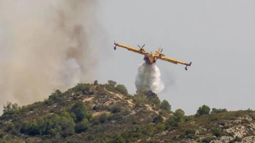 Un avió intenta extingir el foc a Llutxent