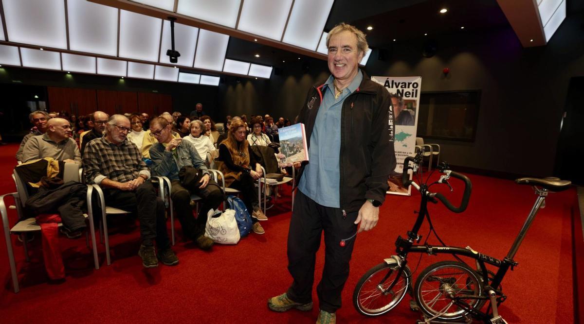 El «biciclown» Álvaro Neil, con una de sus bicicletas, ayer, en el Club LA NUEVA ESPAÑA | IRMA COLLÍN