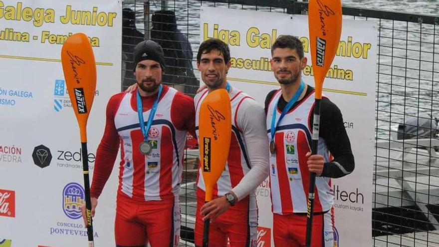 Rubñen Millán, Gabriel Campo y Roi Rodríguez, en el podio del Campeonato Gallego. // FDV
