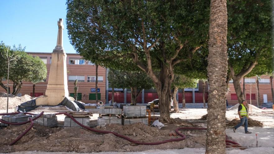 Obras en la plaza del Paseo de Germanías, con la Cruz de los Caídos que no será retirada. | ÁXEL ÁLVAREZ