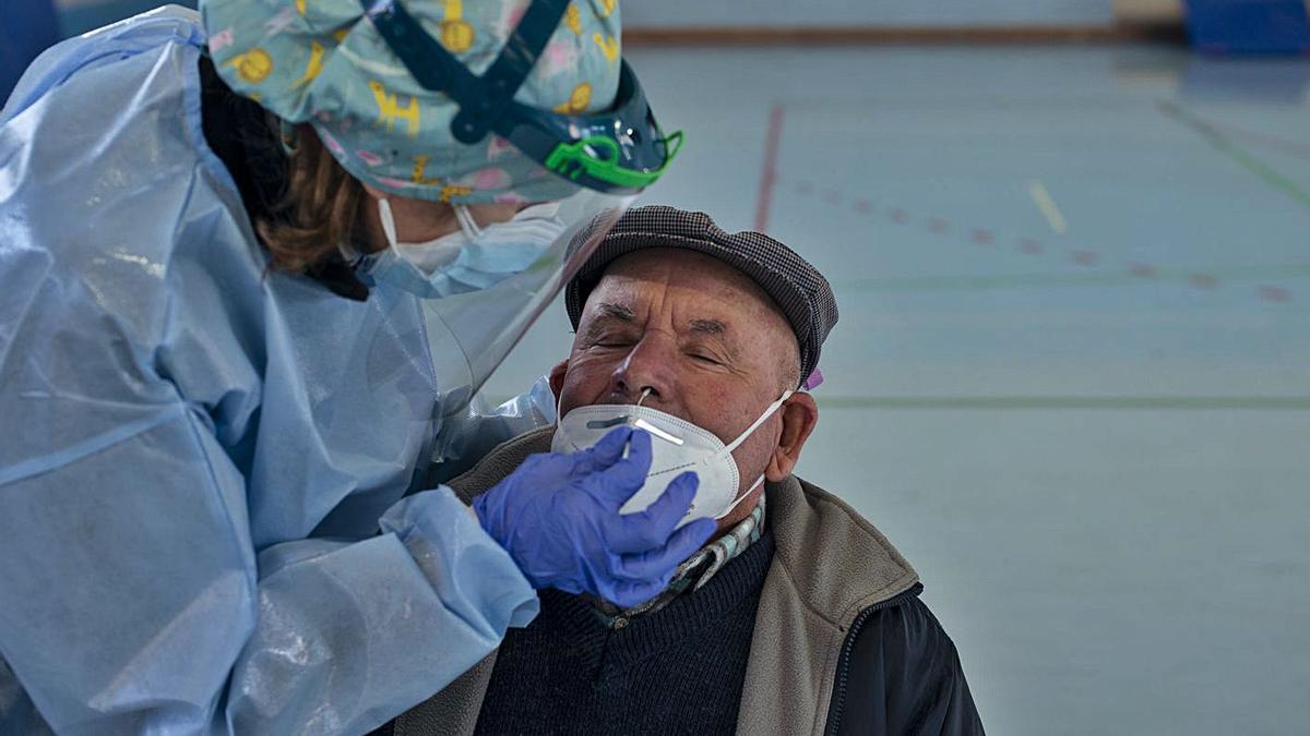 Un hombre haciéndose la prueba PCR en el polideportivo de Xinzo de Limia. |   // BRAIS LORENZO